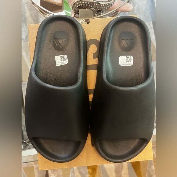 Authentic Yeezy slide. Mens size 7- fits women size 8 - Picture 3 of 9